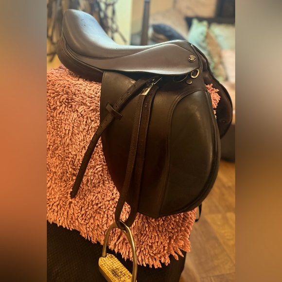 Slightly used children’s Camelot 15 inch saddle - Picture 1 of 3